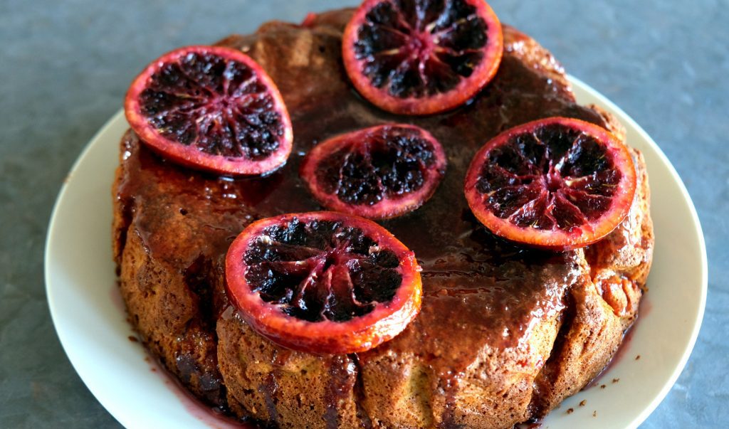 Gâteau renversé à l’orange sanguine sur une assiette